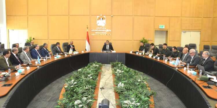 وزير الإسكان يعقد اجتماعًا مع مسئولى الهيئة الهندسية للقوات المسلحة لبحث التعاون بشأن عدد من الملفات
