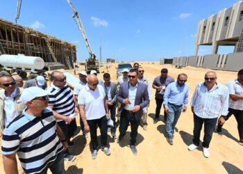 وزير الإسكان يتفقد مشروع مرافق الأراضي الصناعية وكوبري أعلى مسار القطار الكهربائي السريع بمدينة برج العرب الجديدة