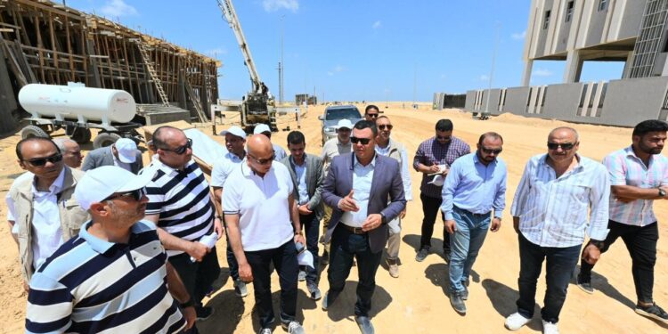 وزير الإسكان يتفقد مشروع مرافق الأراضي الصناعية وكوبري أعلى مسار القطار الكهربائي السريع بمدينة برج العرب الجديدة
