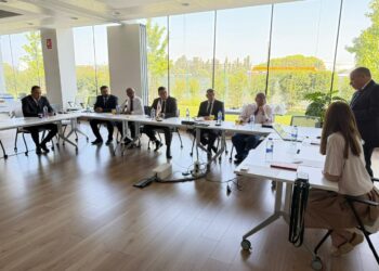 وزير الإسكان يصل برشلونة.. ويلتقي مسئولي (DUPONT) و(IETOS) لاستعراض أحدث التقنيات العالمية المستخدمة في تنقية المياه