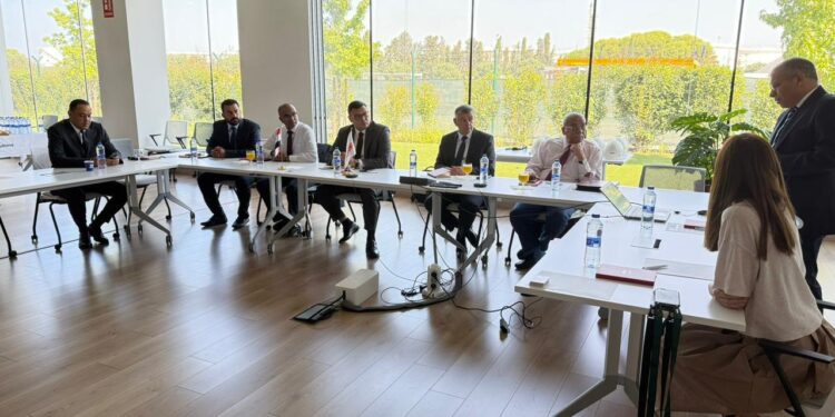 وزير الإسكان يصل برشلونة.. ويلتقي مسئولي (DUPONT) و(IETOS) لاستعراض أحدث التقنيات العالمية المستخدمة في تنقية المياه