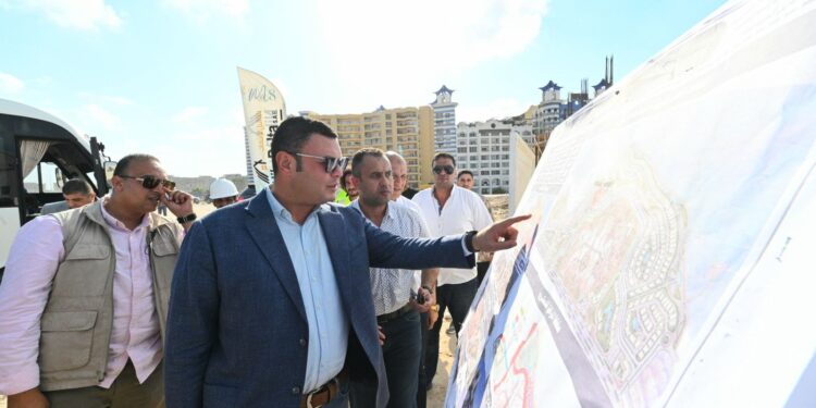 وزير الإسكان يتفقد مشروع بحيرات “نيو مارينا” و”البوغاز” والفيلات والشاليهات بمارينا 8