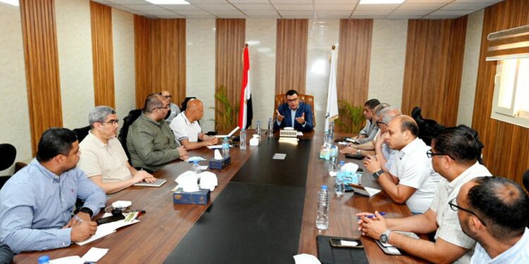 وزير الإسكان يعقد اجتماع لمتابعة موقف تنفيذ المشروعات التنموية بالساحل الشمالى الغربي