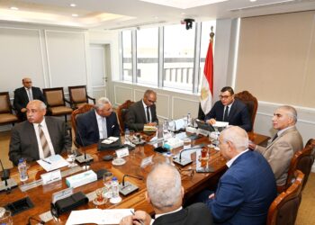 الشربيني يعقد اجتماعًا موسعًا مع الجهات التابعة للوزارة ويوجه بتأمين المنشآت وتعزيز السلامة والصحة المهنية