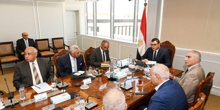 الشربيني يعقد اجتماعًا موسعًا مع الجهات التابعة للوزارة ويوجه بتأمين المنشآت وتعزيز السلامة والصحة المهنية