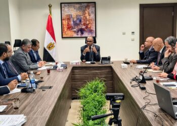 نائب وزير الإسكان يناقش٥ الاستفادة القصوي من محطات تحلية مياه البحر بالعين السخنة