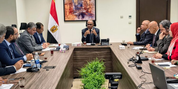 نائب وزير الإسكان يناقش٥ الاستفادة القصوي من محطات تحلية مياه البحر بالعين السخنة