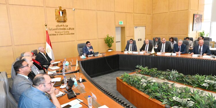 وزير الإسكان: متابعة تنفيذ منطقة الأعمال المركزية بالعاصمة الإدارية.. وأبراج وبحيرات “داون تاون” بالعلمين