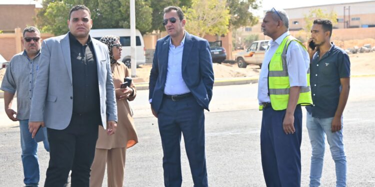 متابعة تطوير الطرق والمرافق بالمناطق الصناعية بمساحة 2560 فدانا بالعاشر من رمضان