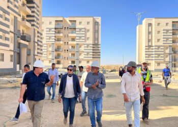 وزير الإسكان يتابع سير العمل بالمشروعات الخدمية والبنية الأساسية بالمرحلة العاجلة بمدينة السويس الجديدة