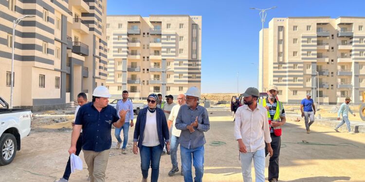 وزير الإسكان يتابع سير العمل بالمشروعات الخدمية والبنية الأساسية بالمرحلة العاجلة بمدينة السويس الجديدة
