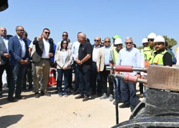 وزير الإسكان ومحافظ البحيرة يتفقدان مشروع ازدواج خط مياه وادي النطرون