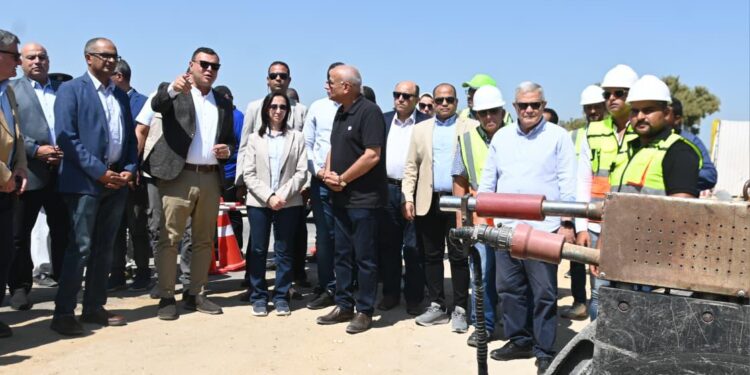 وزير الإسكان ومحافظ البحيرة يتفقدان مشروع ازدواج خط مياه وادي النطرون