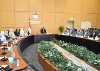 وزير الإسكان يعقد اجتماعاً موسعاً مع مسئولي مديريات الإسكان بمختلف المحافظات