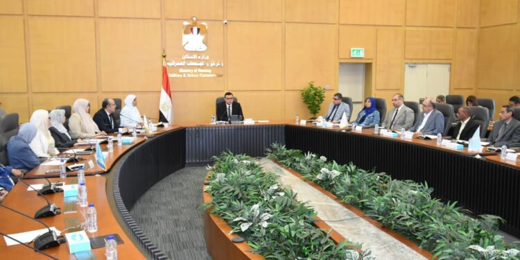 وزير الإسكان يعقد اجتماعاً موسعاً مع مسئولي مديريات الإسكان بمختلف المحافظات