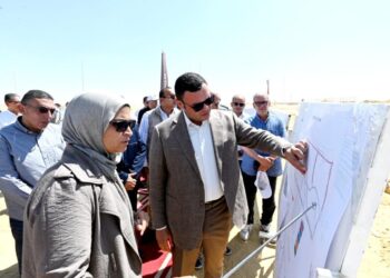 وزير الإسكان يتفقد مشروعات شبكات الطرق والمرافق بتوسعات مدينة الشيخ زايد