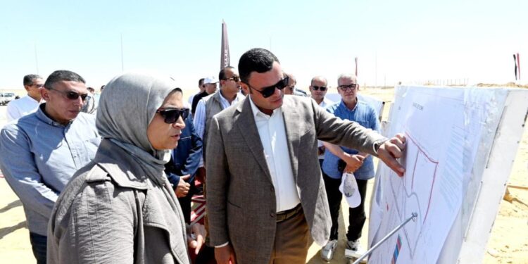 وزير الإسكان يتفقد مشروعات شبكات الطرق والمرافق بتوسعات مدينة الشيخ زايد