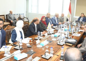 وزير الإسكان يجتمع بمسئولي السعودية المصرية لبحث الفرص الاستثمارية