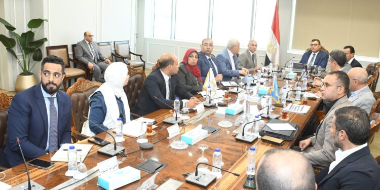 وزير الإسكان يجتمع بمسئولي السعودية المصرية لبحث الفرص الاستثمارية