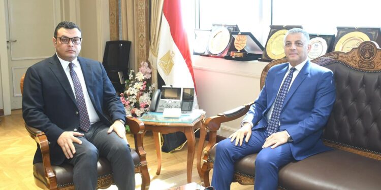 وزير الإسكان ومحافظ الإسماعيلية يتابعان عددا من ملفات العمل المشتركة