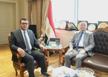 وزير الإسكان يستعرض مع محافظ القاهرة الموقف التنفيذي لعدد من المشروعات