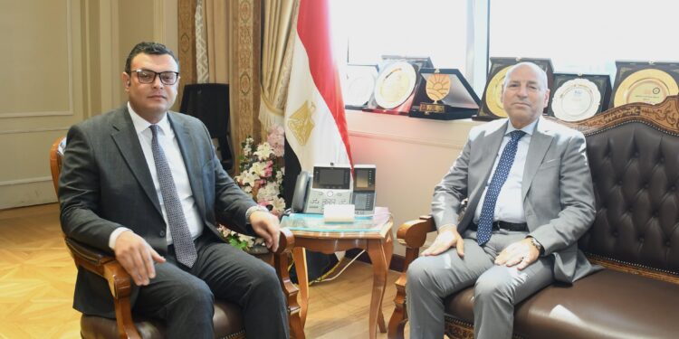 وزير الإسكان يستعرض مع محافظ القاهرة الموقف التنفيذي لعدد من المشروعات
