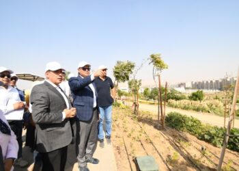 وزير الإسكان يعقد اجتماعا مع الشركات المنفذة بحدائق تلال الفسطاط..ويتفقد مواقع العمل