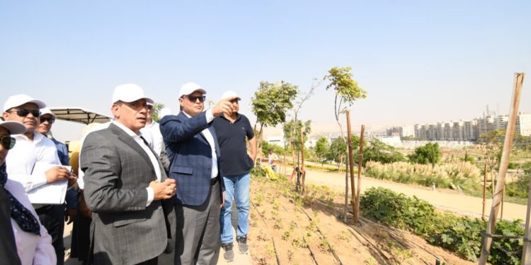 وزير الإسكان يعقد اجتماعا مع الشركات المنفذة بحدائق تلال الفسطاط..ويتفقد مواقع العمل