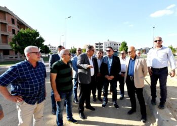 وزير الإسكان يتفقد محاور وطرق مدينة الشروق