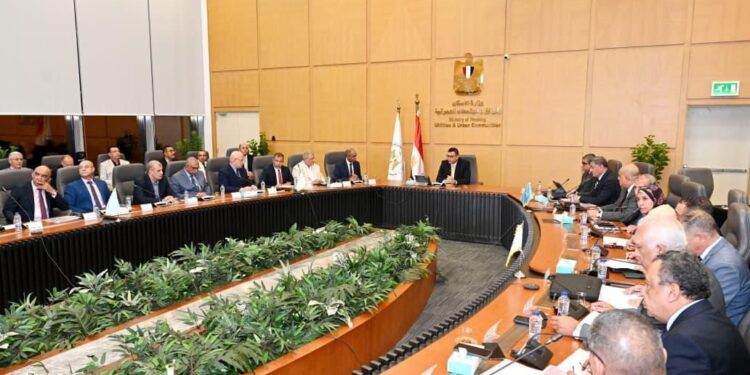 وزير الإسكان يتابع مشروعات مياه الشرب والصرف الصحي ضمن مبادرة “حياة كريمة” بمحافظتي الفيوم والمنيا