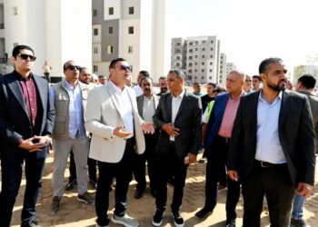 وزير الإسكان يتفقد “سكن لكل المصريين” والطرق والمحاور والإسكان الأخضر بالعبور الجديدة