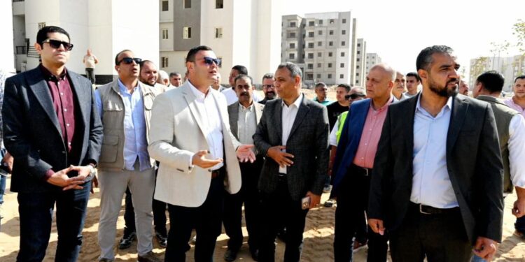 وزير الإسكان يتفقد “سكن لكل المصريين” والطرق والمحاور والإسكان الأخضر بالعبور الجديدة