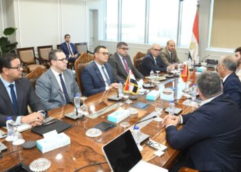 وزير الإسكان يلتقي السفير المغربي لبحث أوجه التعاون بين مصر والمغرب