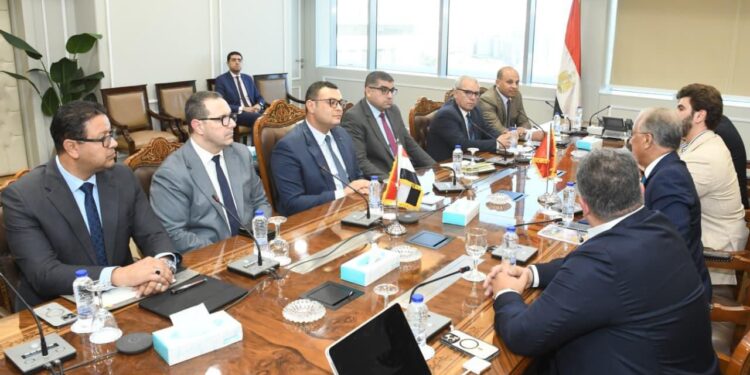 وزير الإسكان يلتقي السفير المغربي لبحث أوجه التعاون بين مصر والمغرب