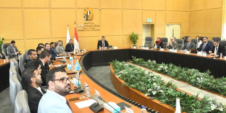 وزير الإسكان يلتقي جمعية المطورين العقاريين لبحث سبل تعزيز التعاون