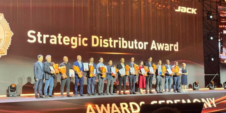 “سكر” لماكينات الخياطة تحصد 5 جوائز في فعاليات عالمية بالصين