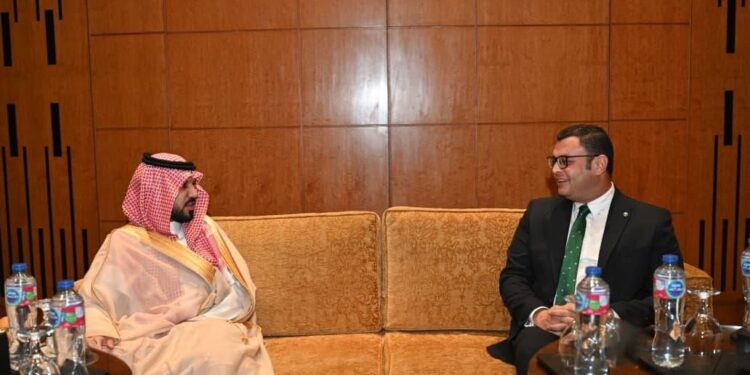 وزير الإسكان يلتقي وفد وزارة شئون البلديات والإسكان السعودية لبحث سبل تعزيز التعاون