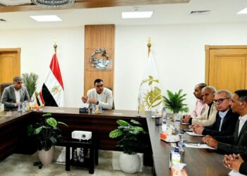 وزير الإسكان يعقد اجتماعًا بمقر جهاز مدينة العبور الجديدة لمتابعة الموقف التنفيذي لعدد من المشروعات