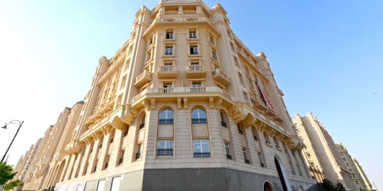 وزير الإسكان يتابع العمل في الحى السكني 5 “جاردن سيتي الجديدة” بالعاصمة الإدارية