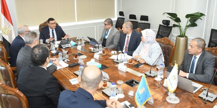 وزير الإسكان يتابع سير العمل بقطاع الشئون العقارية والتجارية بهيئة المجتمعات العمرانية الجديدة