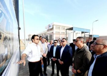 وزير الإسكان ومحافظ الفيوم يتفقدان توسعات محطة معالجة “كحك” بمركز يوسف الصديق