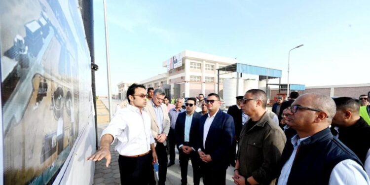 وزير الإسكان ومحافظ الفيوم يتفقدان توسعات محطة معالجة “كحك” بمركز يوسف الصديق