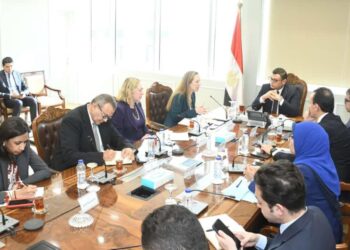 وزير الإسكان يجتمع مع بعثة البنك الدولي لبحث التعاون المستقبلي في مجالات إدارة الأراضي والمدن الذكية والمباني الخضراء