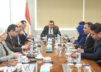 وزير الإسكان يتابع الاشتراطات والضوابط الخاصة بالإعلانات على الطرق العامة والمحاور وفقا للقانون 208