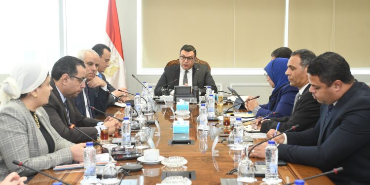 وزير الإسكان يتابع الاشتراطات والضوابط الخاصة بالإعلانات على الطرق العامة والمحاور وفقا للقانون 208