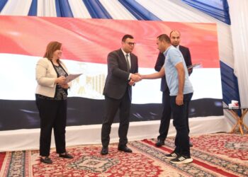 وزير الإسكان يُسلم عددا من عقود وحدات “سكن لكل المصريين” بالإعلان 14 بحدائق أكتوبر