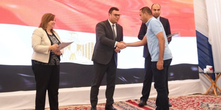 وزير الإسكان يُسلم عددا من عقود وحدات “سكن لكل المصريين” بالإعلان 14 بحدائق أكتوبر