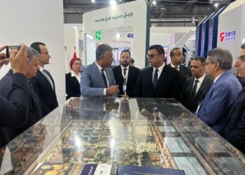 وزير الإسكان يتفقد جناح الوزارة بالمعرض والمؤتمر الدولي للنقل الذكي واللوجستيات والصناعة في الدورة 6