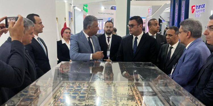 وزير الإسكان يتفقد جناح الوزارة بالمعرض والمؤتمر الدولي للنقل الذكي واللوجستيات والصناعة في الدورة 6