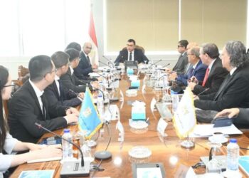 وزير الإسكان يلتقي وفداً من جيانجسو فينجاي الصينية لبحث فرص التعاون بملف تحلية مياه البحر